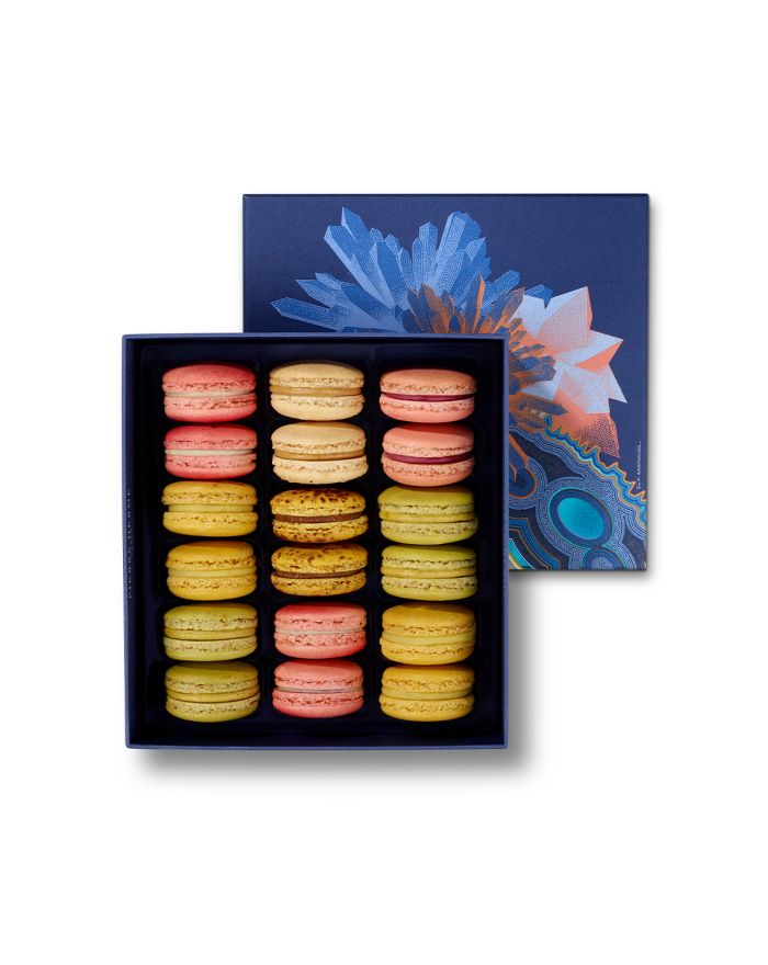 Coffret de 18 macarons | Pierre Hermé Paris